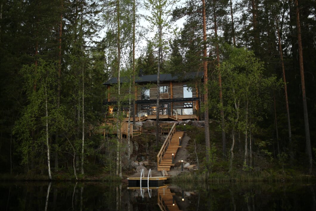 Järvenrantahuvila yrityksen pikkujouluihin Nuuksiossa – Hawkhill